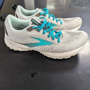 Brooks Revel 4 size 9